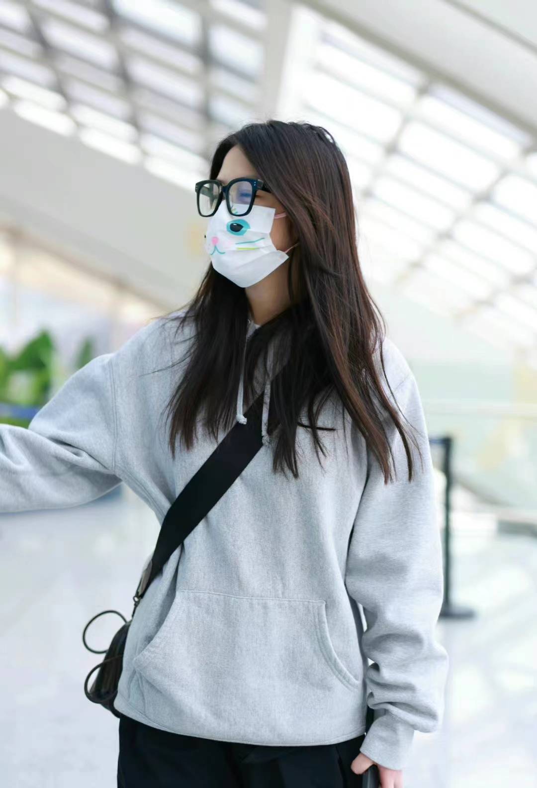 原创向涵之穿灰色宽松休闲卫衣配黑色阔腿工装裤春日穿搭慵懒随意