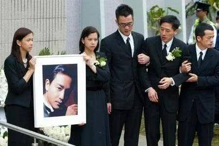 袁咏仪出席葬礼,在张国荣遗像前泣不成声;张卫健,陈冠希,洪金宝