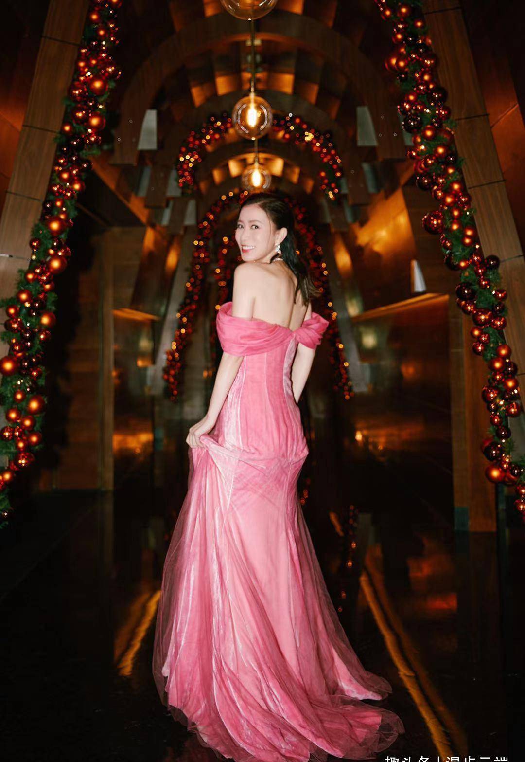 余诗曼穿粉色系礼服,还挺甜,像28岁的姑娘_花朵_设计_元素