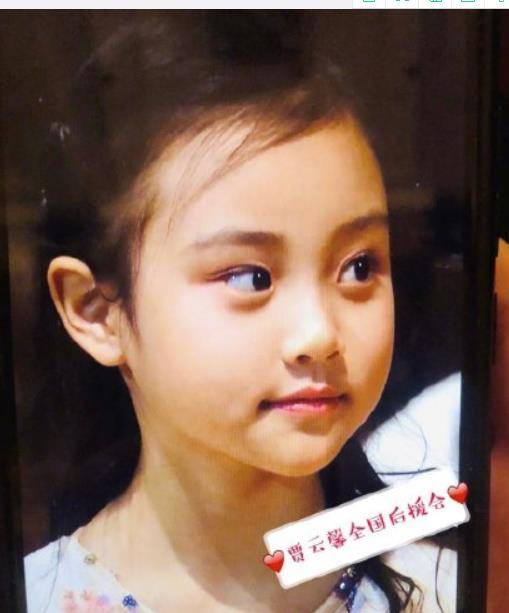 7岁甜馨再登大舞台,脸上化淡妆气质出众,穿百元礼服毫不怯场_李小璐