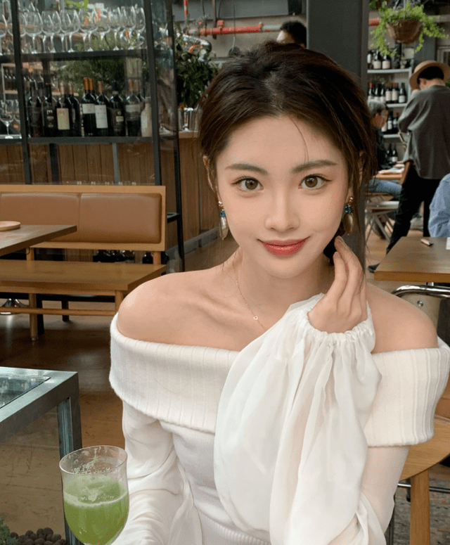 原创rng小明恋情被曝光女友颜值让人直呼酸了竟是uzi女友闺蜜