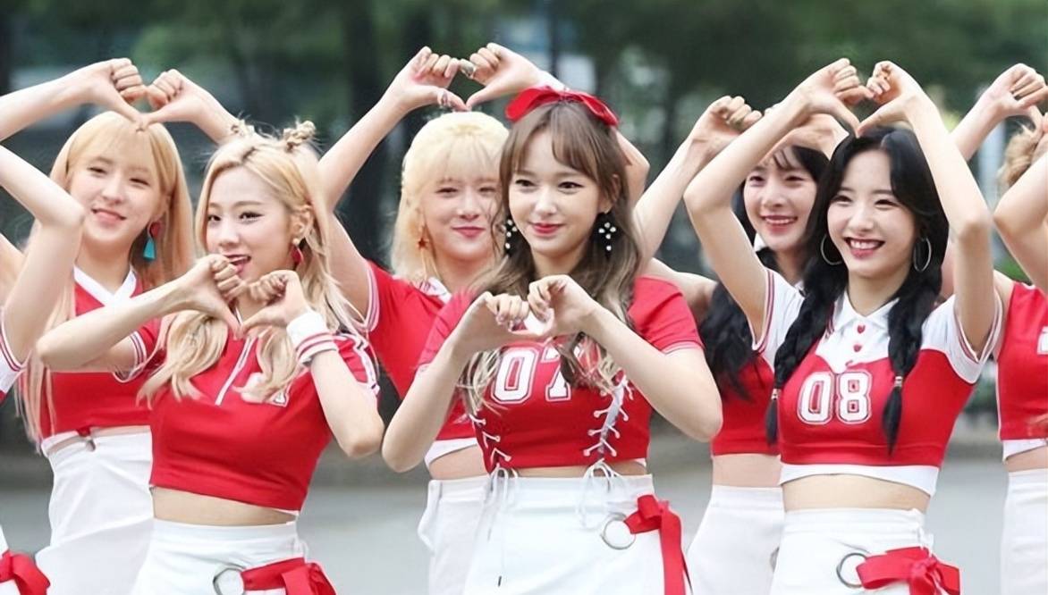 2017年,程潇参加了探险综艺《丛林的法则》,当时她是韩团宇宙少女中最