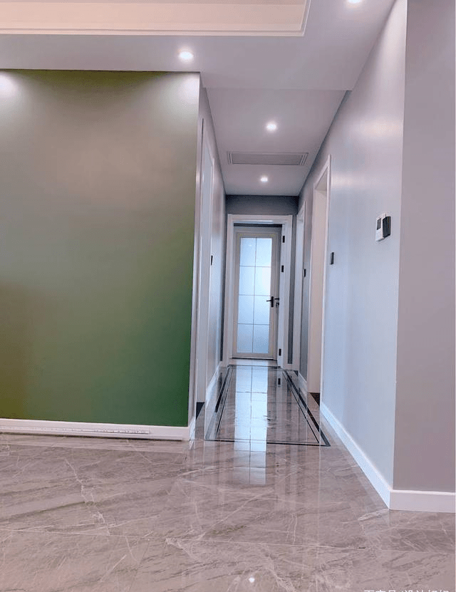 装修灰色地砖搭配什么颜色的木门