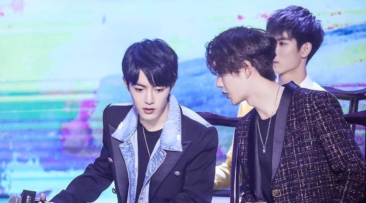 原创肖战王一博同框看出气质差别一个是乖巧少年一个是时尚潮男