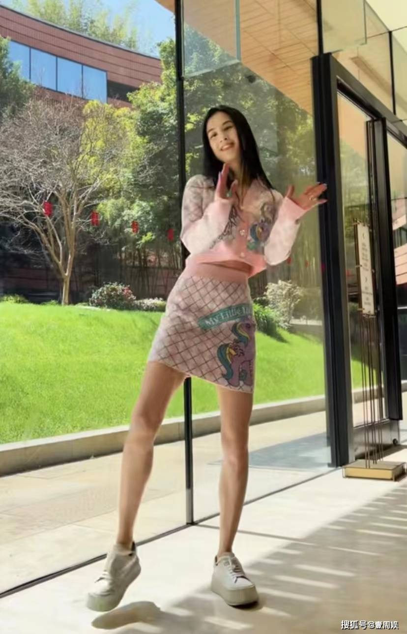 原创黄圣依对着镜头秀身材骨瘦如柴令人担忧网友没钱吃饭了