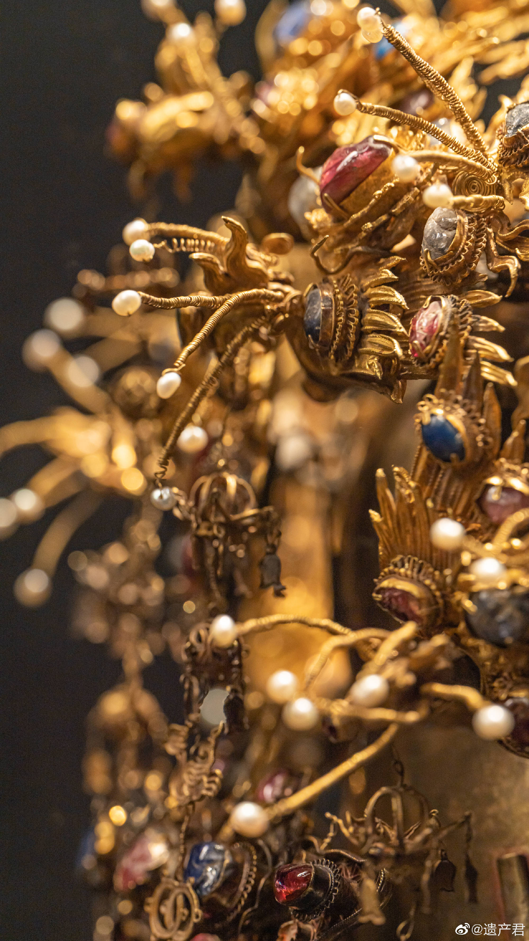 400多年前的纯金镶宝石凤冠,奢华无比