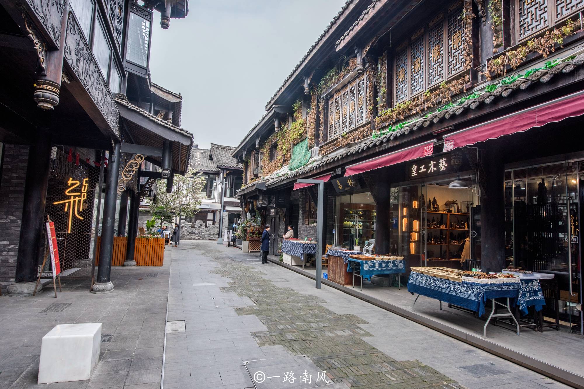 成都第一个中央休闲旅游区，古色古香像电影片场，外地游客不多