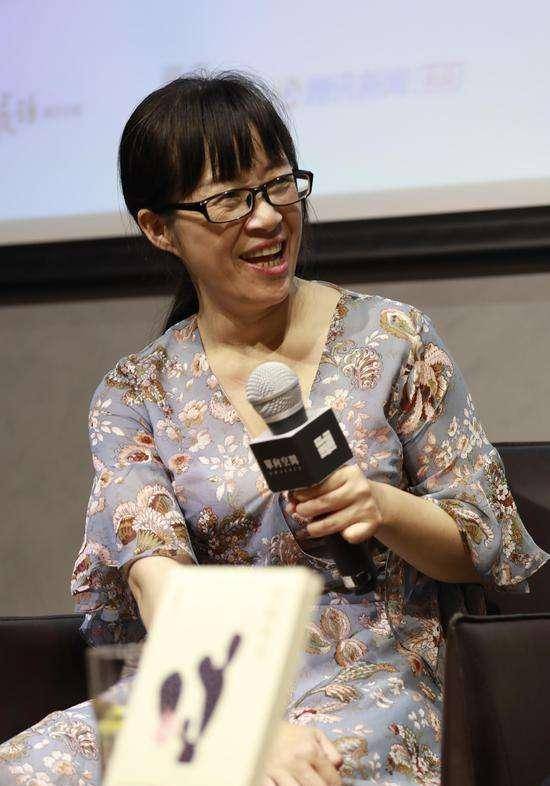 原创余秀华和小男友一起庆生主动献吻表示感谢网友满满的嫌弃感