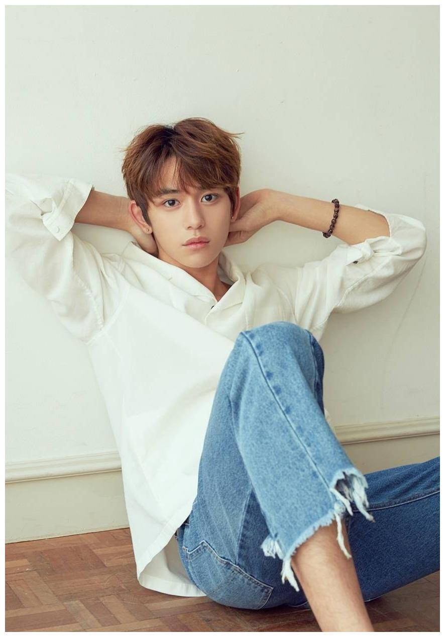 黄旭熙王嘉尔同穿印花外套,一个文艺复古,一个酷帅有型,太时尚