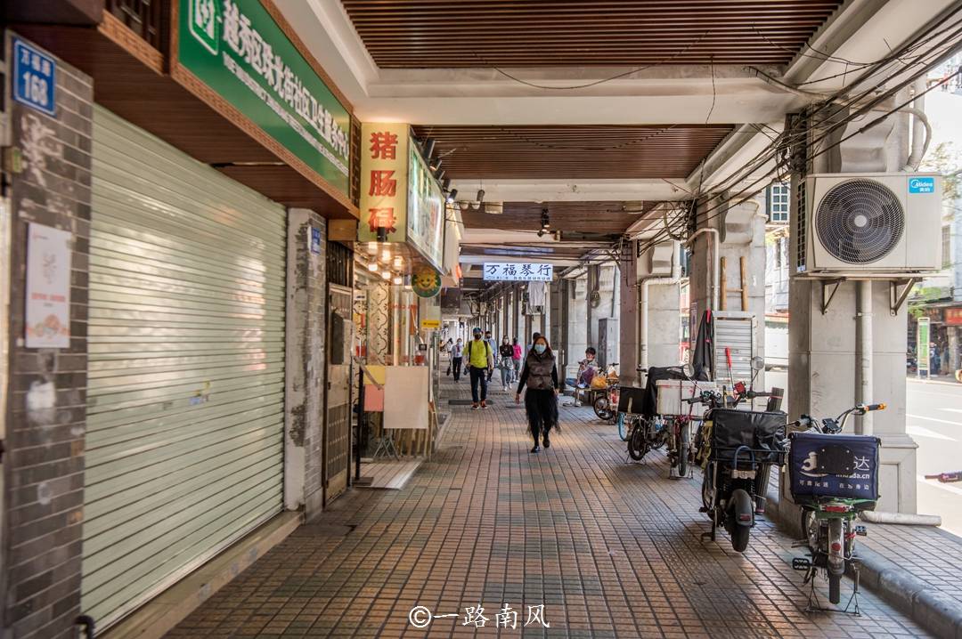 在1919年拆墙造路的浪潮中被开辟为马路,因万福桥而得名,建筑风格和