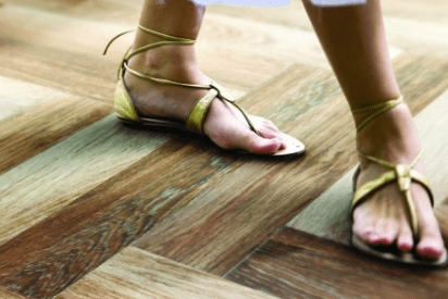 一,地板粘脚是什么原因地板粘脚一般有这几个原因:首先,地板上有胶水