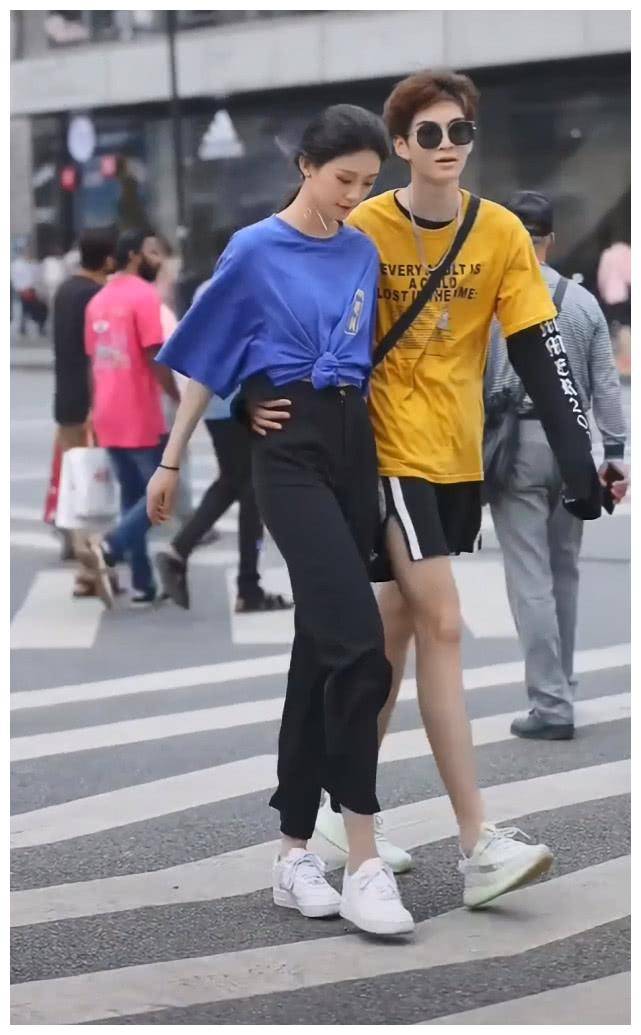 这对情侣的腿长体重一样当看到男生裤子偷穿女朋友的吧