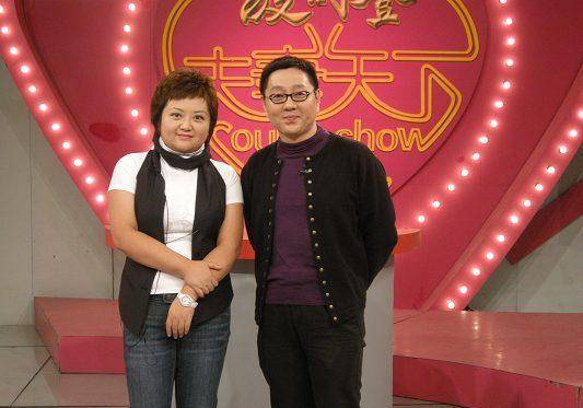 原创47岁张绍刚近照妻子背景很强大儿子长得像父亲