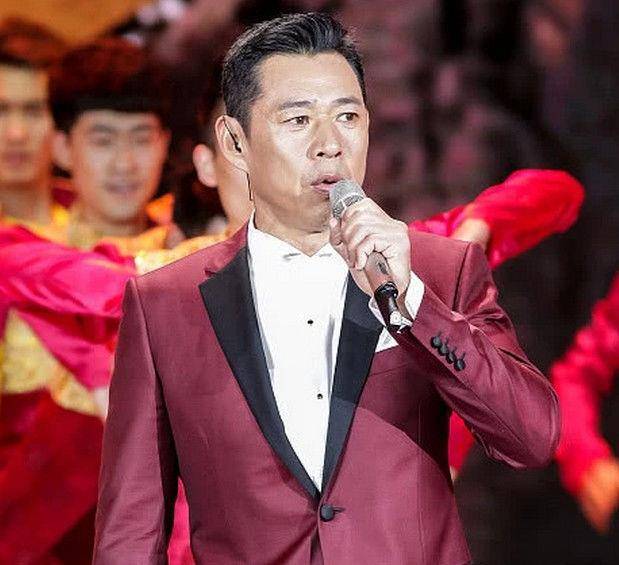 64岁张丰毅近照,隐瞒10年的二婚妻子,原来是熟悉的她_霍凡_演艺事业