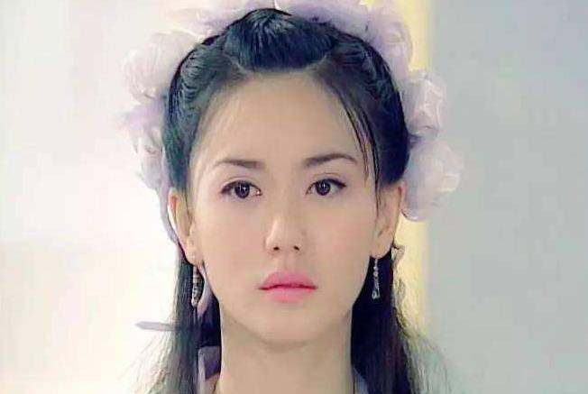 二位新加坡美女是郭妃丽,她在中国的人气绝对不会输给当年的一线明星