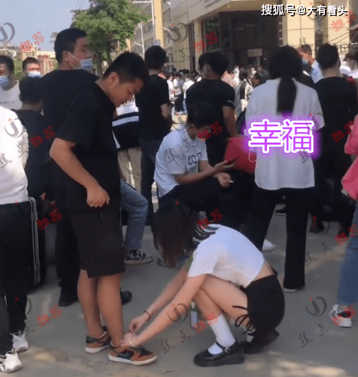 原创家庭地位高男子鞋带开了女友当众蹲地上系鞋带网友羡慕