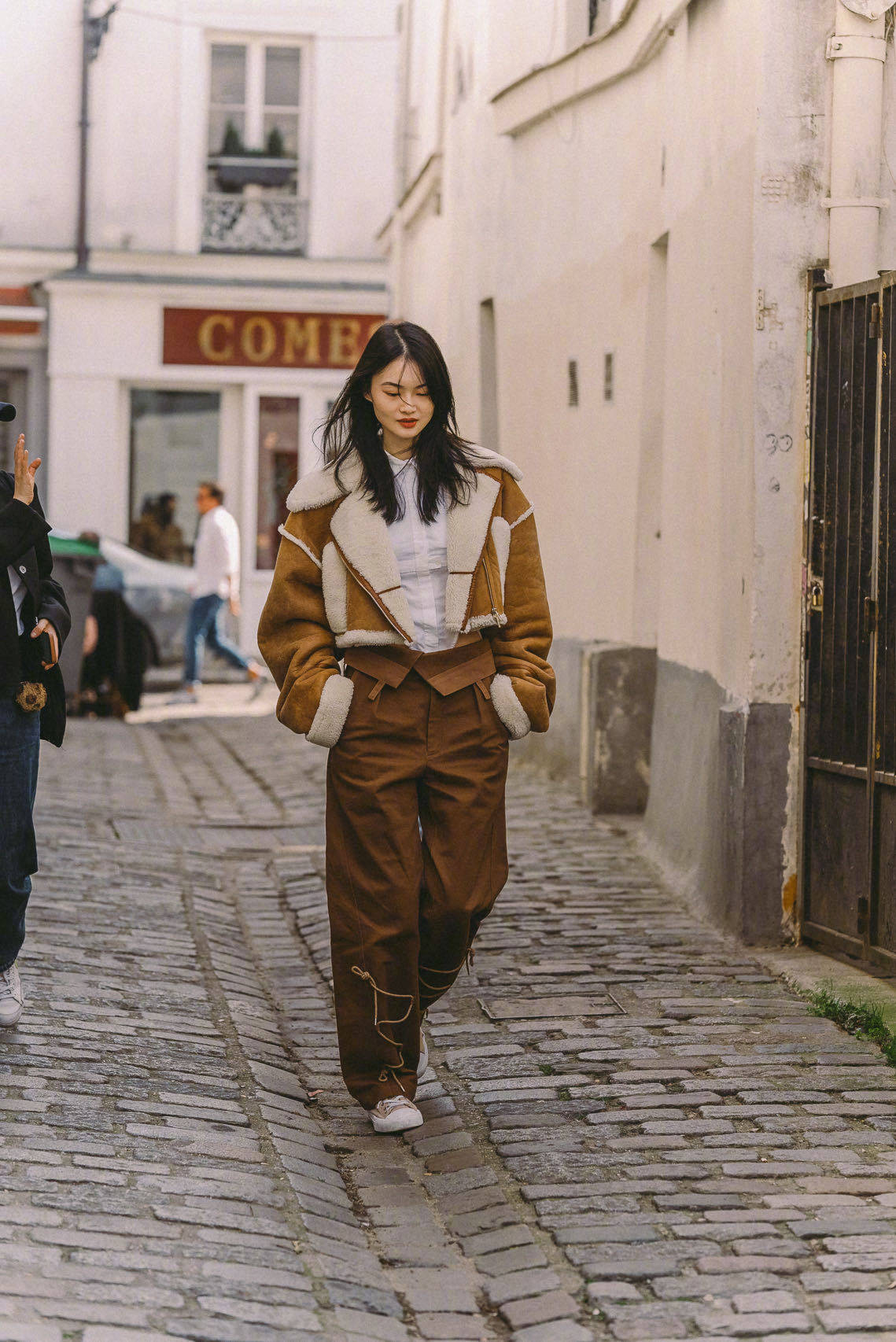 原创超模贺聪最新街拍照曝光焦糖色套装街头感十足居然内搭连体衣