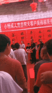 原创
搞笑GIF段子:妹子,你这是家里有矿吧!
一,搞笑动态图,搞笑趣图分享。二,搞笑段子,幽默笑话分享。