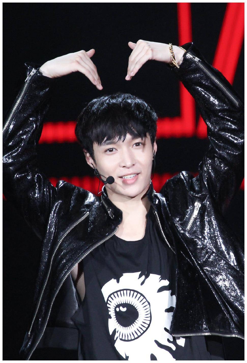 原创黄子韬张艺兴同穿简约印花穿搭酷炫时尚有型有款引领新潮流