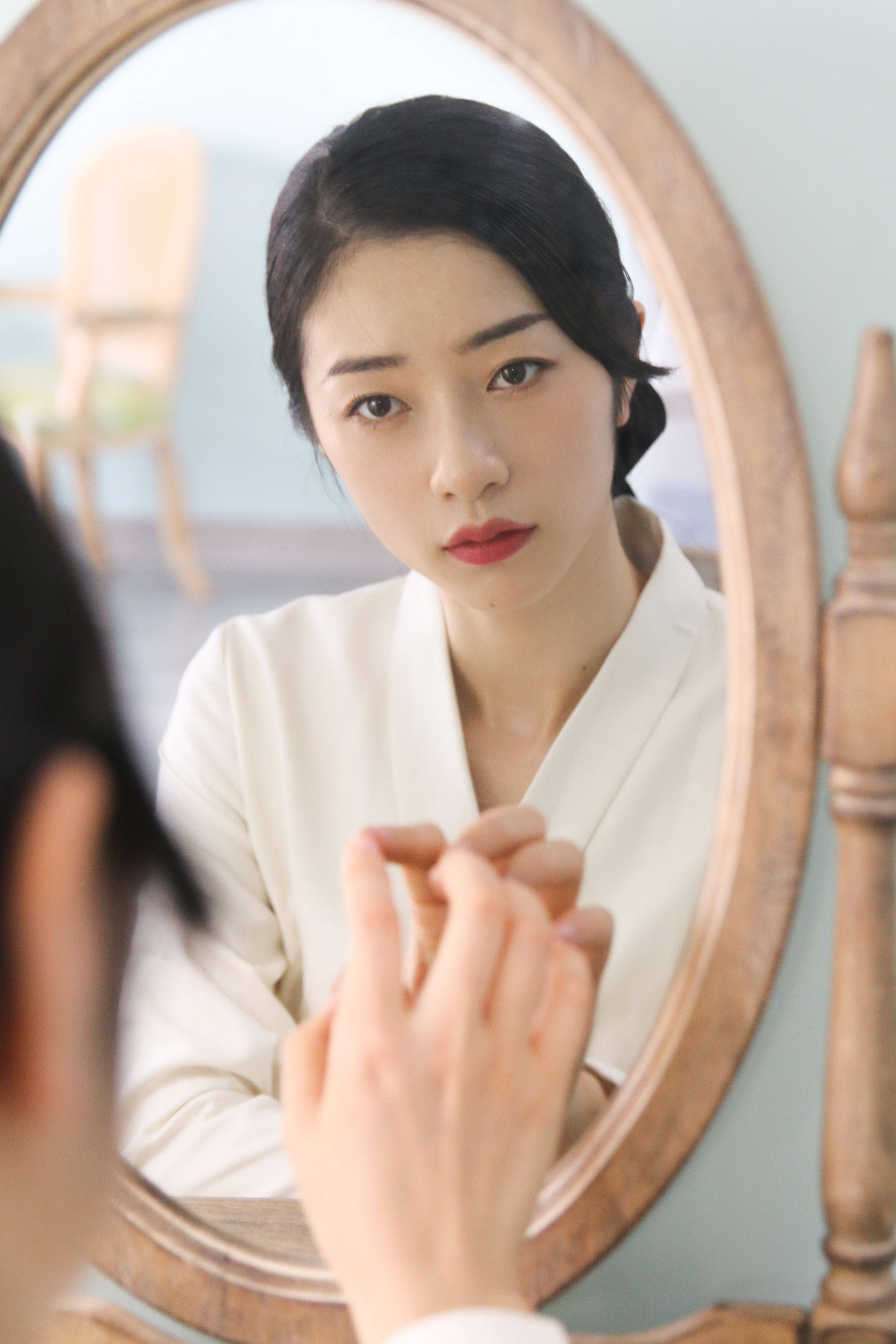 栾蕾英知性写真释出超a西装造型绝美