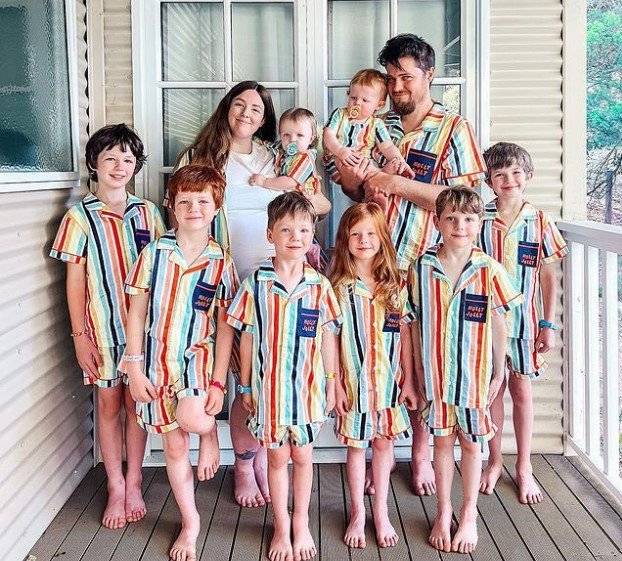 29岁女子生10个娃包括三胞胎和双胞胎