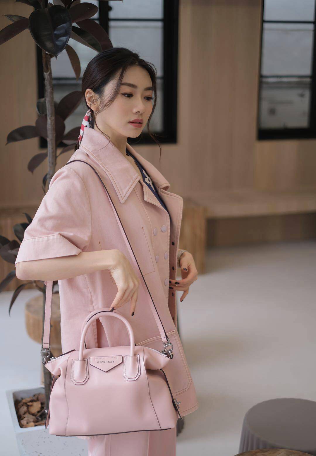 程晓玥穿一身名牌凹造型,换了发型气质都变得不一样