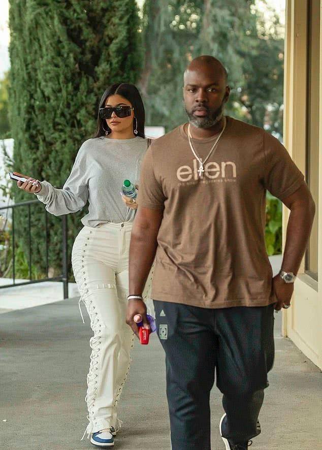 38岁的科里·甘布尔是卡戴珊妈妈交往了很多年的男友,尽管卡戴珊妈妈