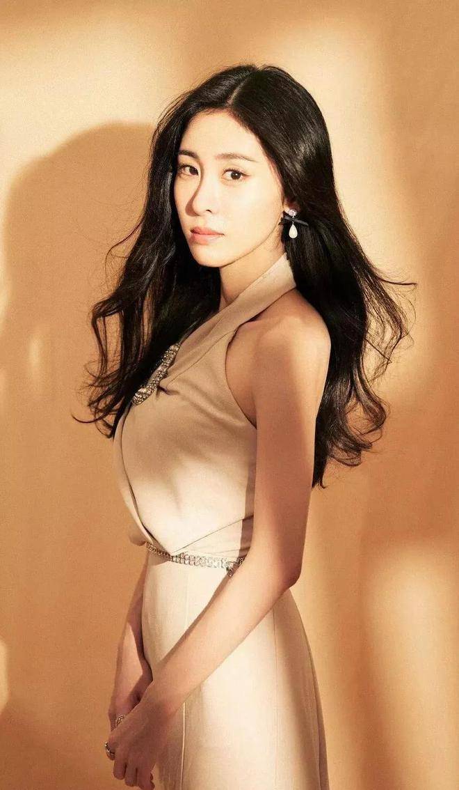 张碧晨的长相在娱乐圈也算是比较出众的.