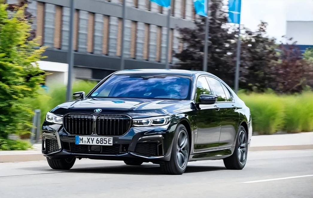 在宝马745e的外观造型方面,宝马745e采用的依旧是家族式的设计语言,其