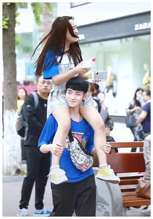 最新的撒狗粮方式,穿情侣装还不够,还要女朋友驮在肩上,酸了_姐姐_t恤