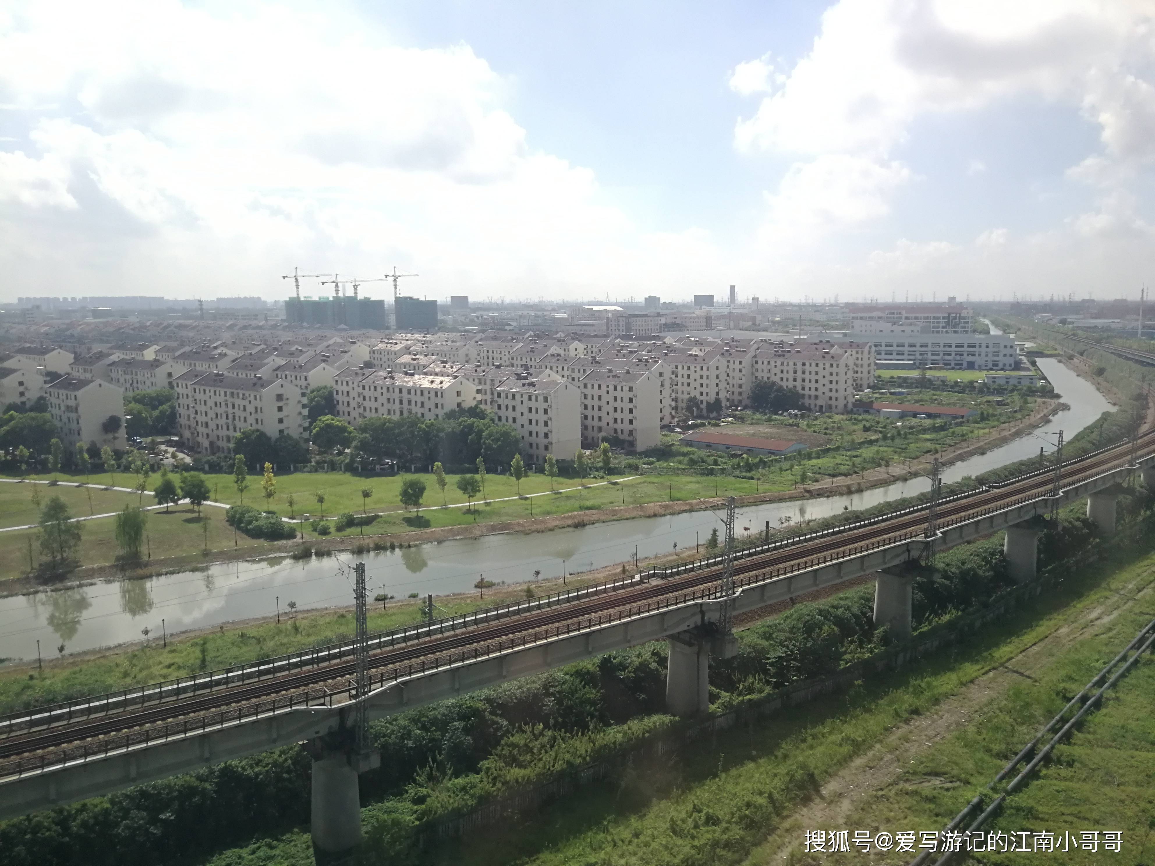 火車車窗外的風景經過的每一處江河湖泊都貌似有故鄉的影子