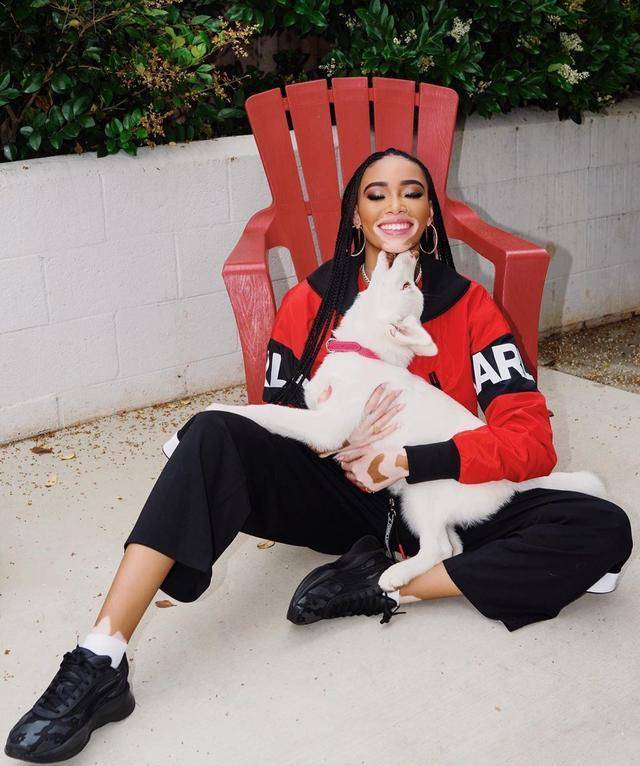 珍妮-巴斯送库兹马3瓶好酒助兴,裤子晒照:绝妙的助攻_温妮_哈洛_奶牛