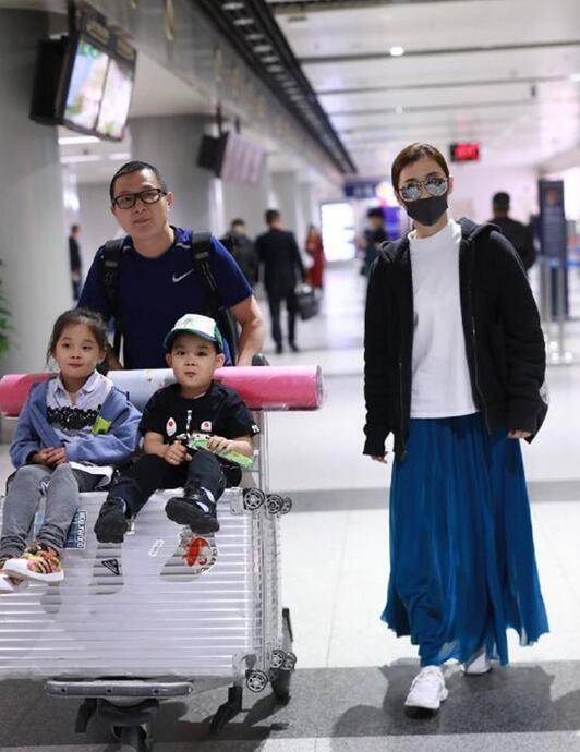 原创梅婷一家四口现身她穿卫衣长裙只顾自己美老公推俩娃像男保姆