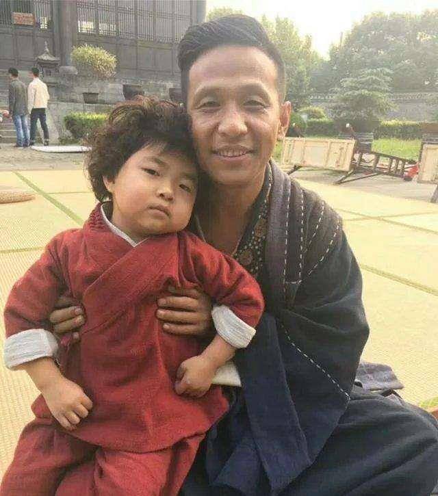 宋小宝二婚老婆晒近照,颜值出众身材好,龙凤胎颜值爆表不像爹_赵本山