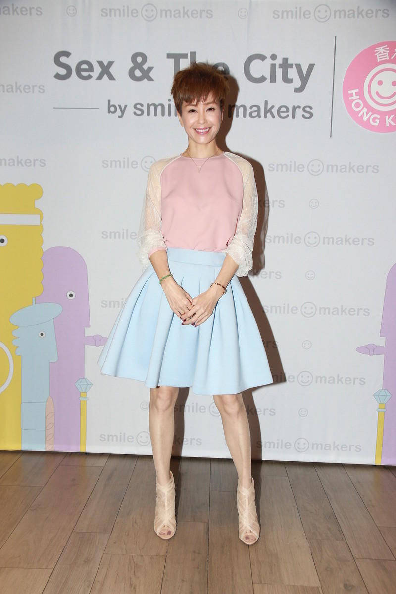 伍咏薇又玩减龄穿搭,粉色上衣配蓝色百褶半身裙,贤能不止一点点