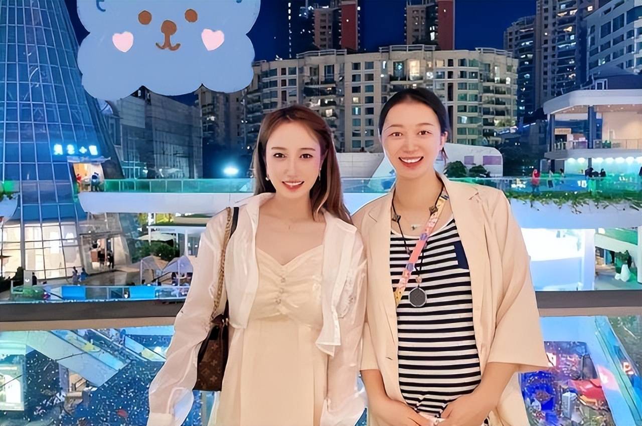 杨伊琳晒儿子照片,给儿子戴金牌,萌翻众人,婚后生活幸福美满_丈夫