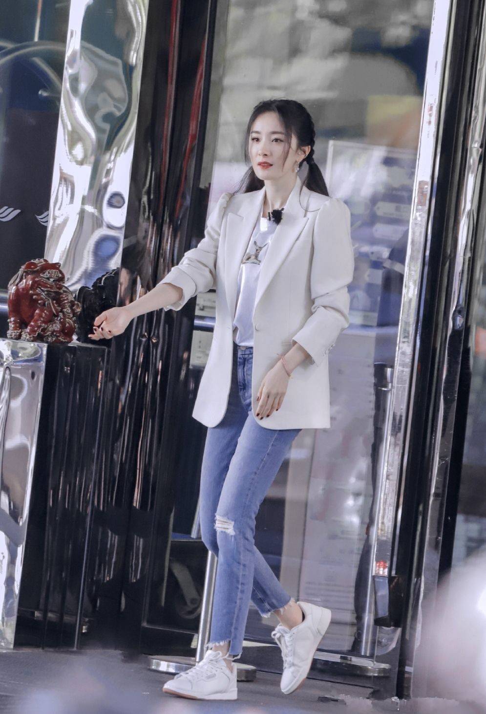 杨幂逛街穿搭真大胆西装配袜裤性感撩人狗链choker太个性