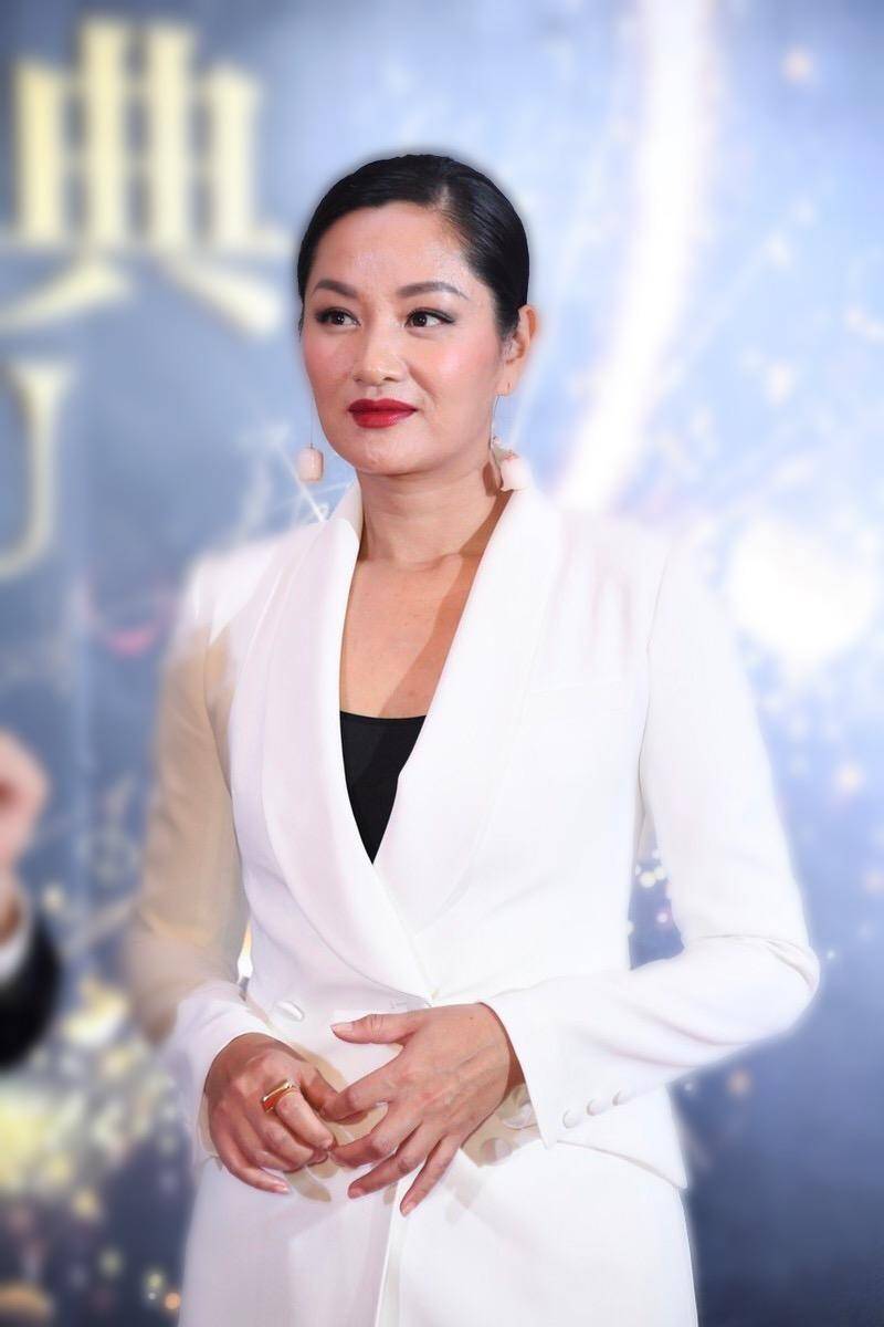 原创瞿颖果然曾经是超模穿西装配短裤大玩下衣消失美出国际范