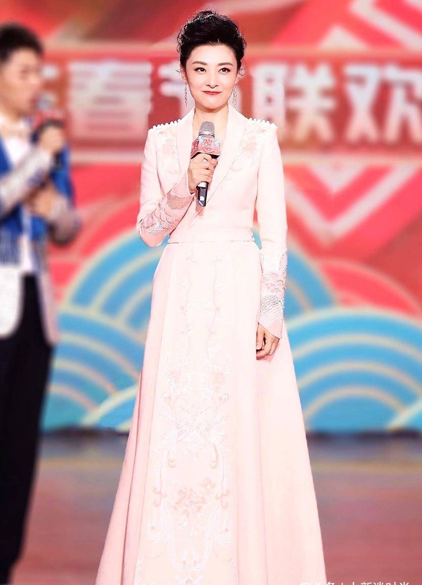 曾主持过16次春晚的周涛如今51岁女人味十足穿粉色礼服太嫩了