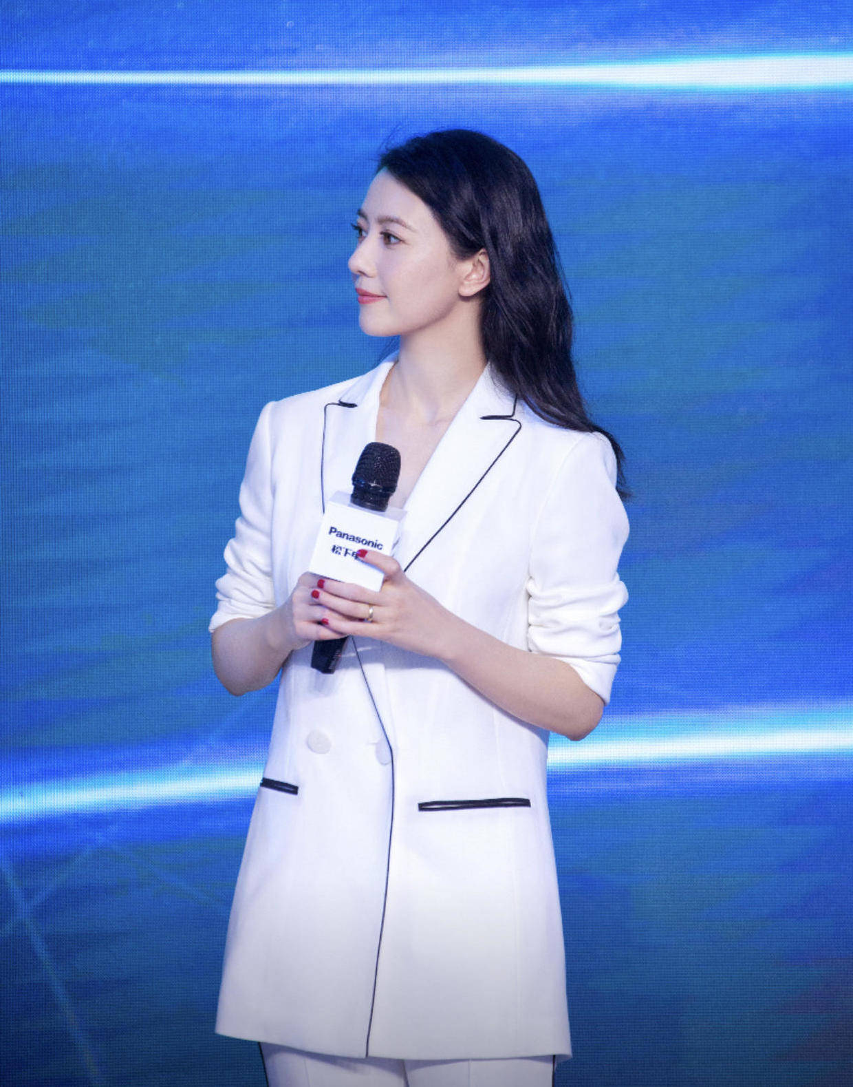 高圆圆把条纹阔腿裤穿火了搭配白衬衫走机场40岁气质高雅