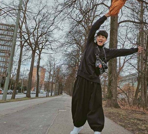 萧正楠生日,黄翠如甜蜜送祝福,两人的爱情如同掉入蜜罐般甜蜜_阿梅_徐