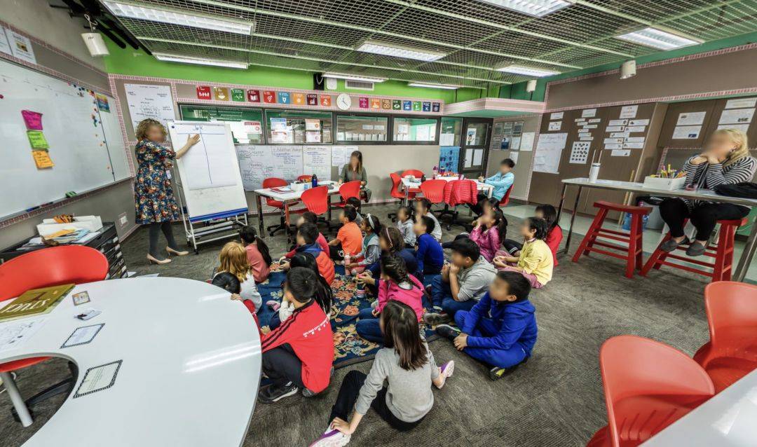 (幼儿园小班)(游泳馆)(足球场)(健身房)(体育馆)学校拥有体育馆,足球