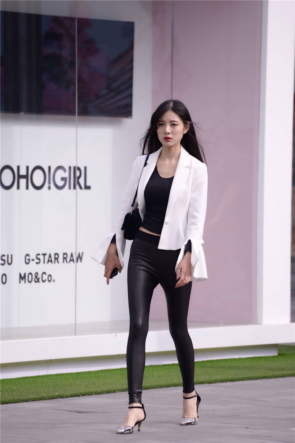 黑色紧身皮裤搭配尖头细跟鞋身材苗条穿出精致的效果