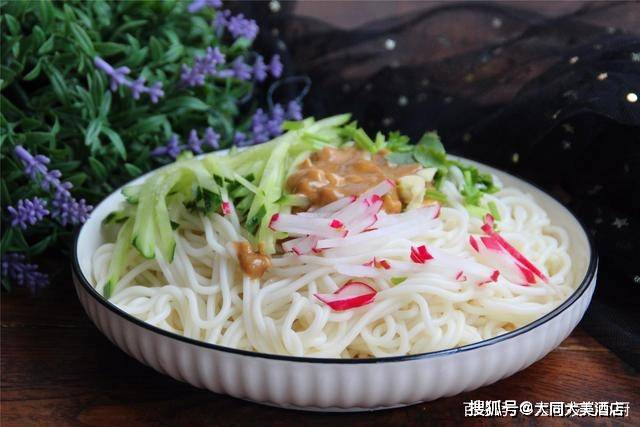 麻酱拌面有技巧,麻酱香味浓郁,面条劲道,根根分明
【麻酱拌面】
