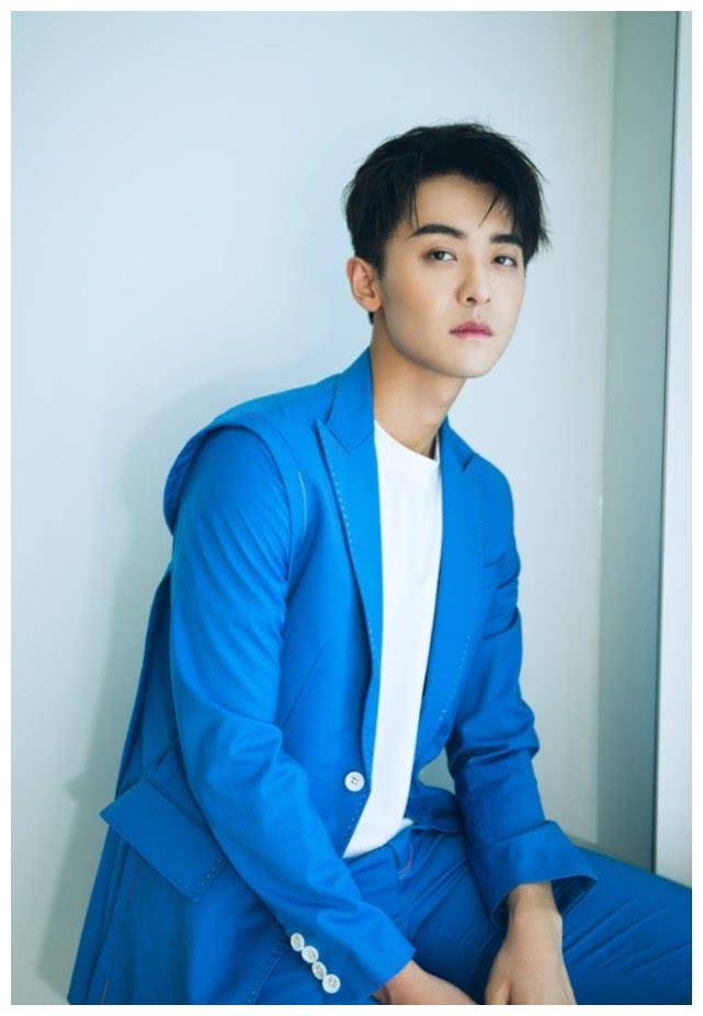 赵观潮有多会秀故意把粉笔裤对折2遍终于秀出男神腿