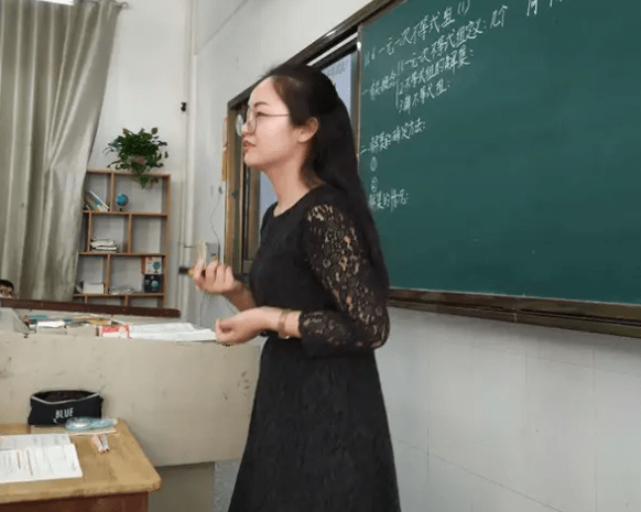 原创美女老师为活跃课堂气氛穿短裙跳热舞引来学生们一片尖叫声