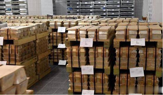 各地的游客前来参观这个世界上最大的金库,能够看到堆砌成山的黄金