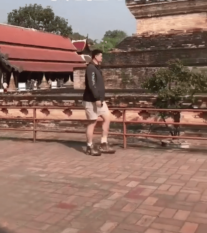 姚明现身泰国景区散步，身材高大格外醒目，吸引一众僧人驻足围观
