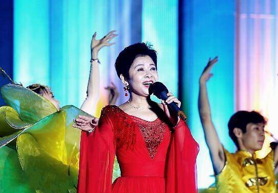 原创58岁董文华近照曝光身穿一袭红裙戴着红宝石的耳坠风采依旧