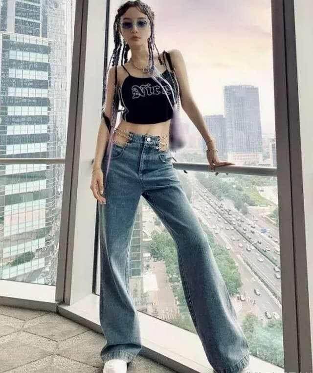 李小璐无戏可拍不忘秀身材,露脐装穿出"马蜂腰",一头脏辫抢镜_上衣